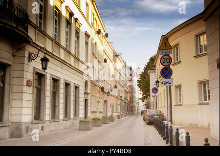 Teil einer Straße im älteren Teil von Warschau in sanften, warmen Farbtönen Stockfoto