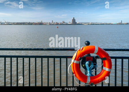 Liverpool, Merseyside, UK - 20. Februar 2009: Blick über den Fluss Mersey von Liverpool nach Birkenhead an einem sonnigen Wintertag mit einem orangefarbenen lif Stockfoto