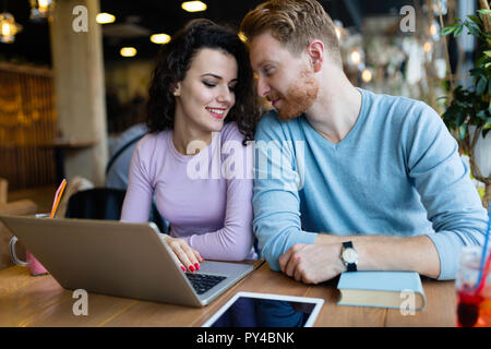 Glückliches Paar verbringt Zeit im Café Arbeiten am Laptop Stockfoto