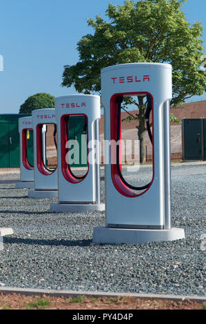 Tesla. Elektrische Ladestation, Großbritannien Stockfoto