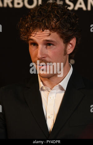 Madrid, Spanien. 24 Okt, 2018. Die spanische Schauspieler Alvaro Cervantes stellt für Medien während der Premiere "El Árbol de La Sangre" in Madrid. Credit: Jorge Sanz/Pacific Press/Alamy leben Nachrichten Stockfoto