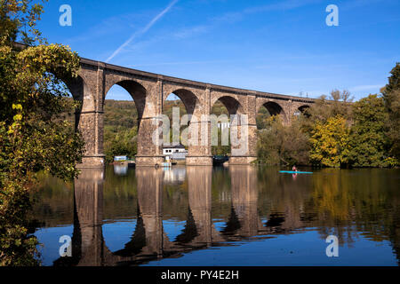 Alte Eisenbahnbrücke über die Ruhr, See Harkort, Herdecke, Deutschland. altes Eisenbahnviadukt ueber Sterben Ruhr, Harkortsee, Herdecke, Deutschland. Stockfoto