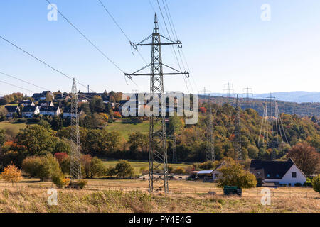 Hochspannungsmasten in Herdecke, hier der Netzbetreiber Amprion wird die Route zu 380-KV-Leitungen zu erweitern, was zu Protesten unter den Af geführt hat. Stockfoto