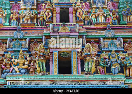 Close up Details an der Fassade der hinduistischen Tempel Sri Muthumariamman Kovil in Matale, Sri Lanka Stockfoto