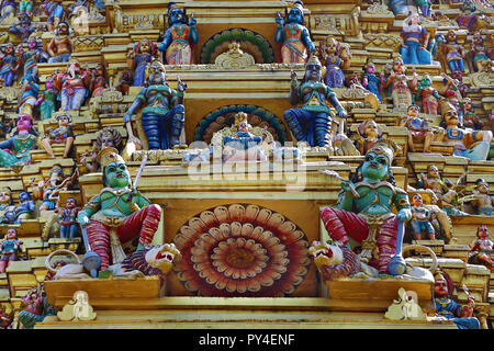 Close up Details an der Fassade der hinduistischen Tempel Sri Muthumariamman Kovil in Matale, Sri Lanka Stockfoto