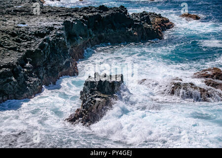 Atlantik Wellen über magmatisches Gestein am Rande der Lava Feld an der Playa de Los Guirres, La Palma, Kanarische Inseln, Spanien brechen Stockfoto