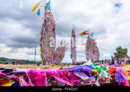 Santiago Sacatepequez, Guatemala - November 1, 2017: Gefallene & stehen riesige Drachen bei Giant kite Festival im Friedhof zu Allerheiligen. Stockfoto