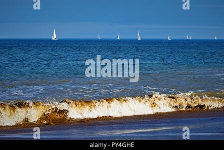 Wellen brechen die Küstenlinie, Sandstein, in North Yorkshire. Stockfoto