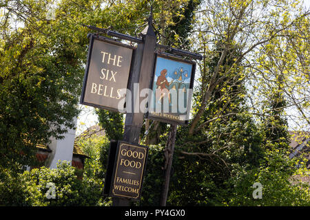 Six Bells Pub Schild, Billingshurst, West Sussex, Großbritannien Stockfoto