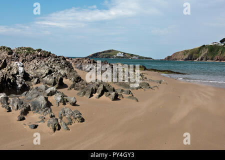 Suchen gegenüber der Mündung des Flusses Avon an bantham Strand auf Burgh Island an einem schönen Sommertag, Devon, Juli Stockfoto