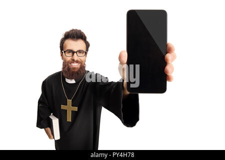 Junge Priester mit Handy auf weißem Hintergrund Stockfoto