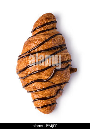 Frisch gebackene Croissants auf Holztisch, auf weißem Hintergrund Stockfoto