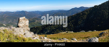 Panoramablick auf den Regionalen Naturpark von Korsika, in Zentral Korsika, an den Hängen des Monte Cardo mit Blick über Casanova. Stockfoto