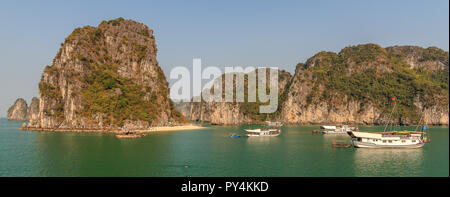 Ruhigen und sonnigen Morgen in Halong Bay Stockfoto