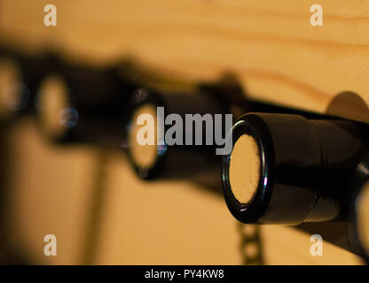 Weinflaschen im Keller gestapelt Stockfoto, Bild: 33265692 - Alamy
