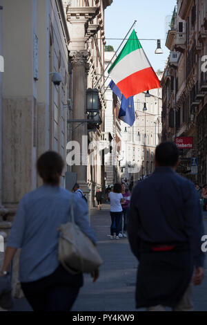 Rom, Italien. 20. Oktober, 2018. Die italienische Nationalflagge fliegt in der Nähe von Venezia in Rom, Italien. Stockfoto