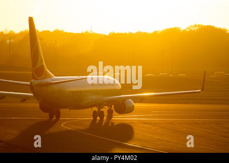 Turkish Airlines Boeing 737-8 F2 Rollen für off bei Sonnenuntergang, Flughafen Birmingham, UK (TC-jhr) Stockfoto