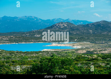 Ein Blick über die Landschaft von der Südküste von Korsika, Frankreich, mit einer ruhigen Mittelmeer im Zentrum, umgeben von Bergen Stockfoto