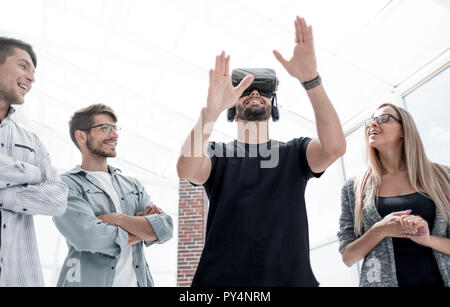 Geschäftsmann, Gesten, beim Tragen von virtual-Reality-Schutzbrillen Stockfoto