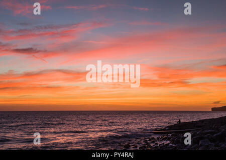 Die untergehende Sonne über Llantwit Major Beach an der Glamorgan Heritage Coast, Südwales. Stockfoto