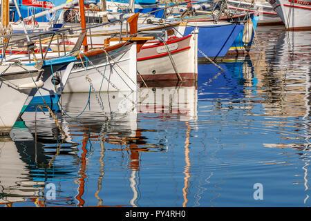 Kleine Fischerboote im Hafen Stockfoto