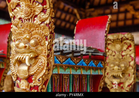 Slenthem, traditionellen indonesischen Musikinstrument, ein Teil der Gamelan Orchester. Pura Kehen, Bangli, Indonesien. Stockfoto