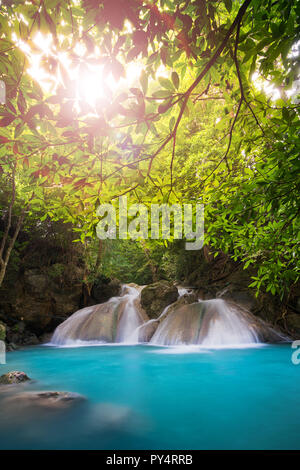 Erawan Wasserfall Thailand Kanchanaburi Provience finden. Dieser Wasserfall ist in Erawan Nationalpark im Wald. Stufe 4 aus allen 7. Stockfoto