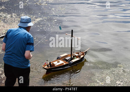 Modell des Dampfschiffes Kometen auf den Fluss Clyde durch Fernbedienung gesegelt wird. Der Komet, entworfen und von Henry Bell gebaut war das erste kommerzielle s Stockfoto