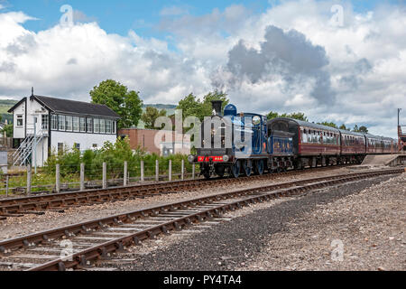 Caledonian Eisenbahnen restaurierte Dampflok 828 zieht ein Strathspey Railway Zug in Aviemore Station von Broomhil vorbei am nördlichen Ende signalbox Stockfoto