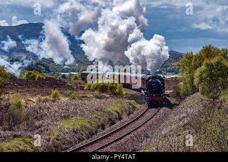 Die Jacobite Steam lokbespannter Zug mit Dampflokomotive 45231 auf dem Weg von Fort William nach Mallaig in West Highlands Highlands Schottland Pässe Morar Stockfoto