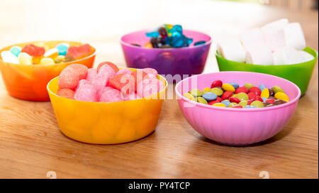 Voller Süßigkeiten in Kunststoff Schalen Stockfoto