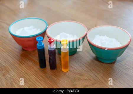 Lebensmittelfarbe in Kleine Kunststoffflasche Stockfoto