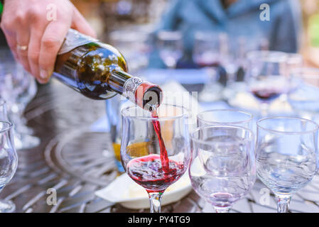 Der sommelier Verschütten von Wein in Gläsern auf Weinprobe auf offenen Ar Stockfoto