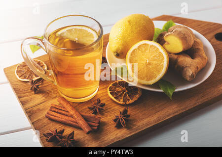 Hot Ingwer Tee mit Zitrone. Grippe kalten Jahreszeit trinken Stockfoto