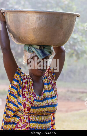 Ghana, Accra - Januar 02, 2017: Afrikanische Ghana Frau trägt einen Behälter voll Wasser auf dem Kopf in Accra, Ghana Stockfoto