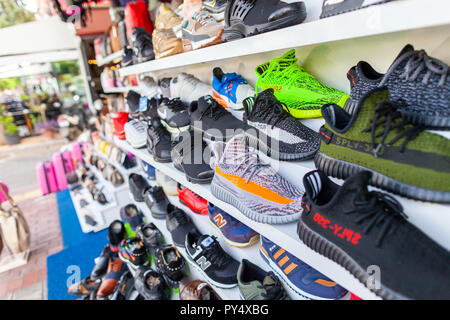 ALANYA/TÜRKEI - September 30, 2018: Schuhe von verschiedenen Marken steht in einem Geschäft in Alanya Stockfoto
