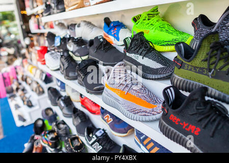 ALANYA/TÜRKEI - September 30, 2018: Schuhe von verschiedenen Marken steht in einem Geschäft in Alanya Stockfoto