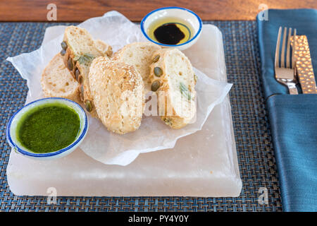 Frisch geschnitten italienische Ciabatta Brot mit Pesto-sauce Stockfoto