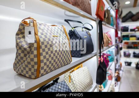 ALANYA/TÜRKEI - September 30, 2018: Louis Vuitton Handtaschen stans in einem Geschäft in Alanya Stockfoto