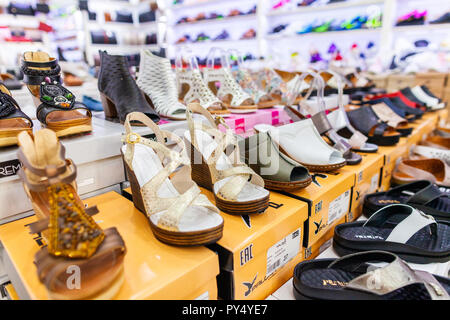 ALANYA/TÜRKEI - September 30, 2018: Frau Schuhe von verschiedenen Marken steht in einem Geschäft in Alanya Stockfoto