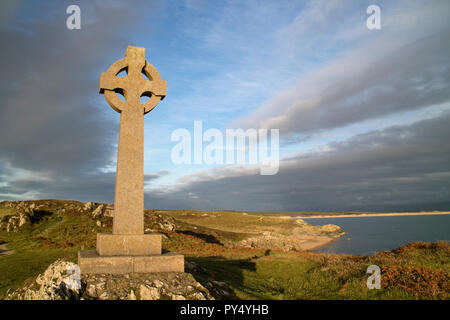 Abendlicht über die llanddwyn Keltische Kreuz auf llanddwyn Island, Anglesey, North Wales, UK Stockfoto