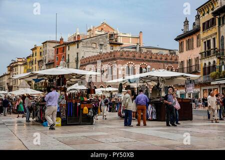 Verona, Italien. Die Piazza delle Erbe ist einer der touristischen Hotspots in Verona, mit souvenirstände eines lebhaften Markt gefüllt Stockfoto