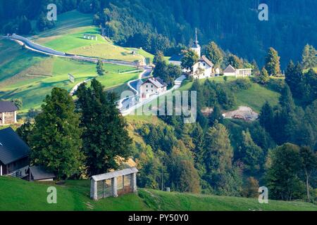 Slowenien, das kleine Dorf Spodnja ist zwischen de Berge der Julischen Alpen Stockfoto