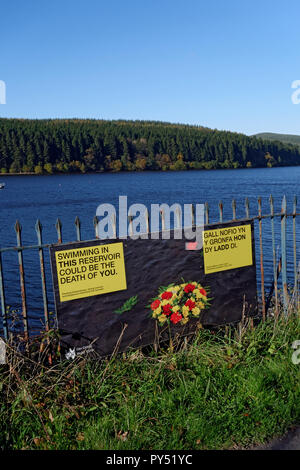Warnschild auf Zaun neben Pontsticill Reservoir, Taf Fechan, Merthyr Tydfil, South Wales. Stockfoto