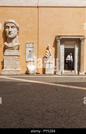 Antike römische Statuen im Innenhof des Kapitolischen Museen in Rom, Italien Stockfoto
