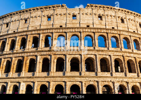 Original Fassade des Kolosseums in Rom in der Abenddämmerung. Stockfoto