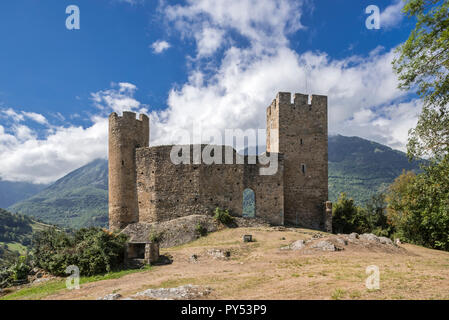 Ruinen des Schlosses Castle in der Nähe von Sainte-Marie Esterre und Luz-Saint-Sauveur, Hautes-Pyrénées, Frankreich Stockfoto