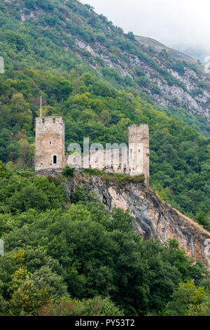 Ruinen des Schlosses Castle in der Nähe von Sainte-Marie Esterre und Luz-Saint-Sauveur, Hautes-Pyrénées, Frankreich Stockfoto