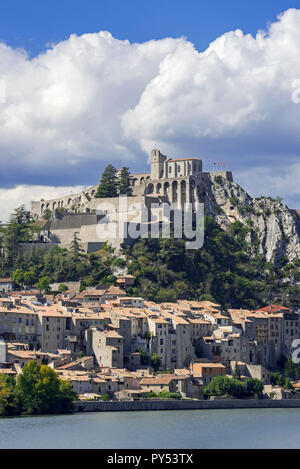 Zitadelle der Stadt Sisteron am Ufer des Flusses Durance, Provence-Alpes-Côte d'Azur, Alpes-de-Haute-Provence, Frankreich Stockfoto