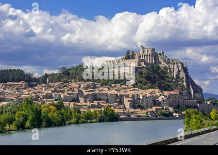 Zitadelle der Stadt Sisteron am Ufer des Flusses Durance, Provence-Alpes-Côte d'Azur, Alpes-de-Haute-Provence, Frankreich Stockfoto